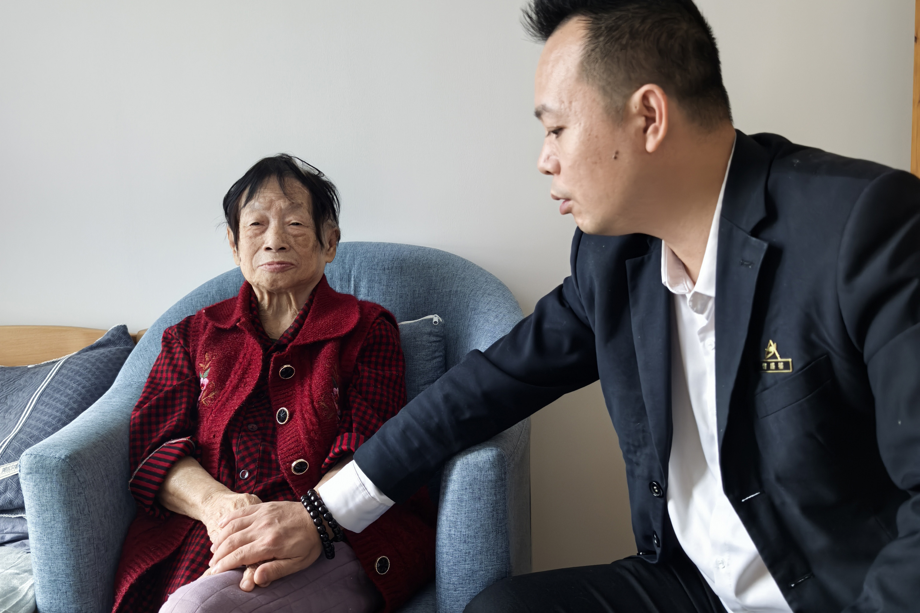 龙居山陵园开展“重阳敬老·礼赞生命”活动 走访慰问八旬客户代表